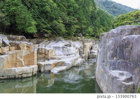 長野県上松町・寝覚めの床 ― 緑豊かな森と清流に囲まれた美しい岩肌の渓谷風景 長野県上松町・寝覚めの床 ― 緑豊かな森と清流に囲まれた美しい岩肌の渓谷風景 133900763