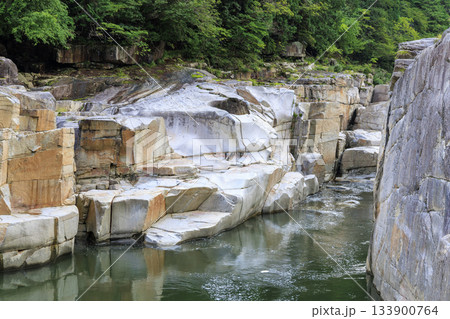 長野県上松町・寝覚めの床 ― 緑豊かな森と清流に囲まれた美しい岩肌の渓谷風景 133900764