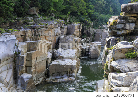 長野県上松町・寝覚めの床 ― 緑豊かな森と清流に囲まれた美しい岩肌の渓谷風景 133900771