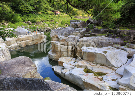 長野県上松町・寝覚めの床 ― 緑豊かな森と清流に囲まれた美しい岩肌の渓谷風景 長野県上松町・寝覚めの床 ― 緑豊かな森と清流に囲まれた美しい岩肌の渓谷風景 133900775