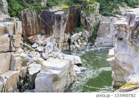 長野県上松町・寝覚めの床 ― 緑豊かな森と清流に囲まれた美しい岩肌の渓谷風景 133900782