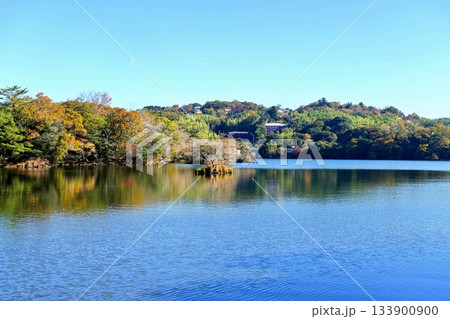 ようやく秋の一碧湖の色 133900900