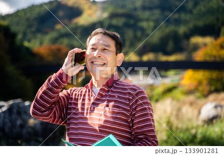 スマホで電話する男性 スマホで電話する男性 133901281