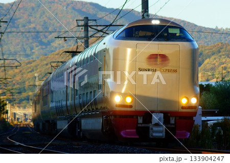 透明な光の中を進む寝台特急サンライズ瀬戸 透明な光の中を進む寝台特急サンライズ瀬戸 133904247