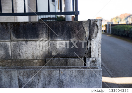 ブロック塀の亀裂 ブロック塀の亀裂 133904332