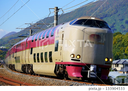 青空の下を走るサンライズエクスプレス 133904533