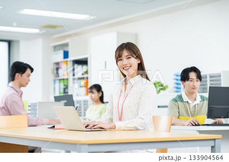 オフィスで働く若いエンジニア 133904564