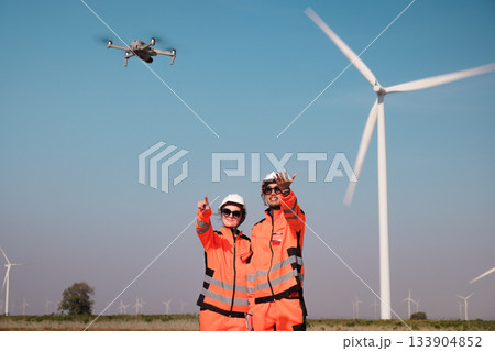 Engineers are inspecting wind turbines to generate electricity. 133904852