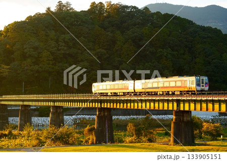 夕陽を浴びるN2000系・特急宇和海 133905151