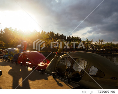 スワンボートと夕日 スワンボートと夕日 133905190