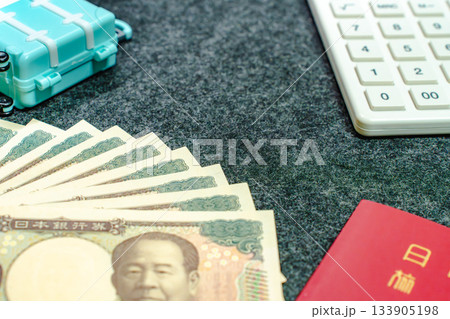 旅行準備に必要なパスポートとお金を並べた旅行イメージ 133905198