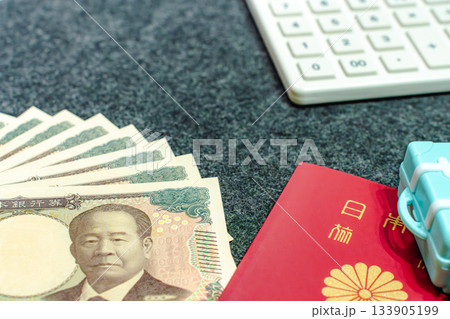 旅行準備に必要なパスポートとお金を並べた旅行イメージ 133905199