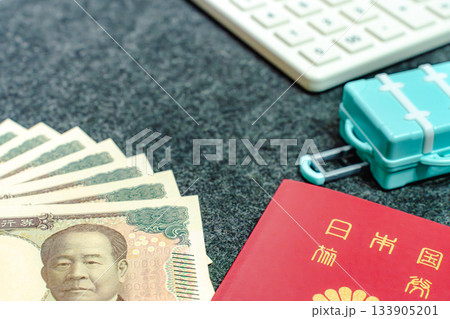 旅行準備に必要なパスポートとお金を並べた旅行イメージ 旅行準備に必要なパスポートとお金を並べた旅行イメージ 133905201