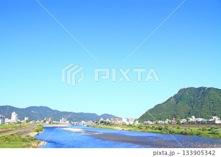 岐阜県岐阜市、金華山と長良川の風景 岐阜県岐阜市、金華山と長良川の風景 133905342
