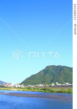 岐阜県岐阜市、金華山と長良川の風景 岐阜県岐阜市、金華山と長良川の風景 133905343