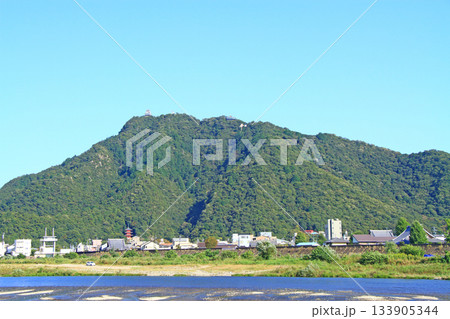 岐阜県岐阜市、金華山と長良川の風景 岐阜県岐阜市、金華山と長良川の風景 133905344
