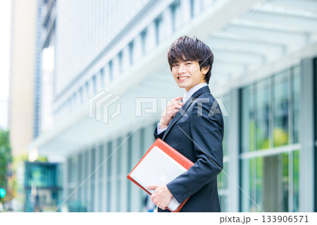 スーツを着た若い男性 133906571