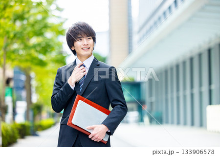 スーツを着た若い男性 スーツを着た若い男性 133906578