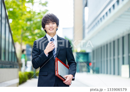 スーツを着た若い男性 スーツを着た若い男性 133906579