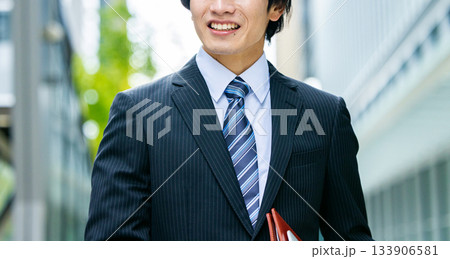 スーツを着た若い男性 スーツを着た若い男性 133906581