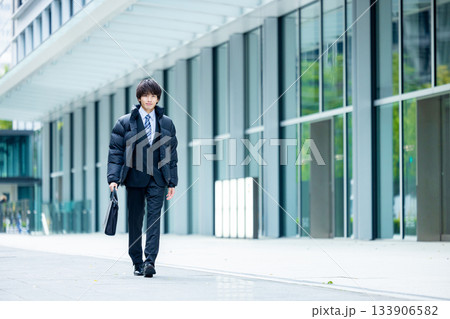 ダウンを着た笑顔のビジネスマン ダウンを着た笑顔のビジネスマン 133906582