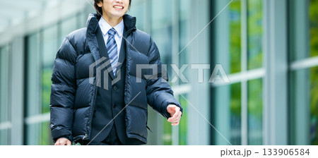 ダウンを着た笑顔のビジネスマン ダウンを着た笑顔のビジネスマン 133906584