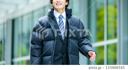 ダウンを着た笑顔のビジネスマン 133906585