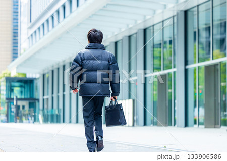 ダウンを着た笑顔のビジネスマン 133906586