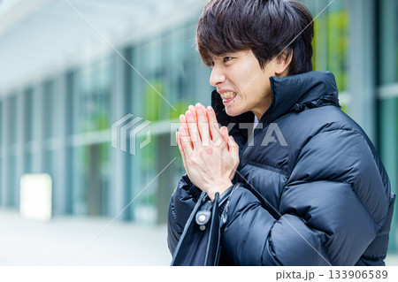 ダウンを着た笑顔のビジネスマン 133906589