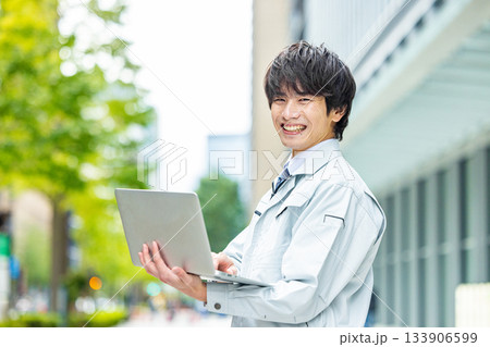 作業着を着た若い男性 133906599