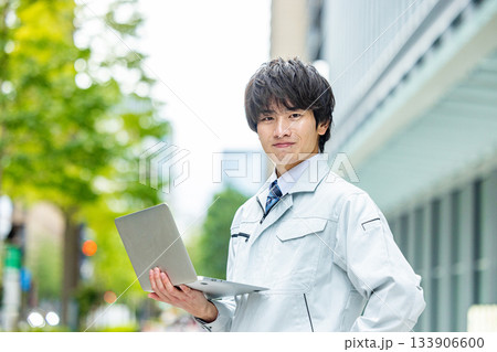 作業着を着た若い男性 133906600
