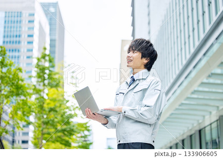 作業着を着た若い男性 作業着を着た若い男性 133906605