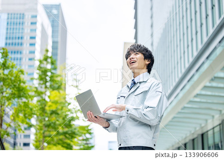作業着を着た若い男性 133906606