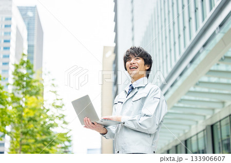 作業着を着た若い男性 133906607