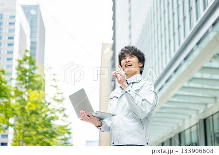 作業着を着た若い男性 133906608