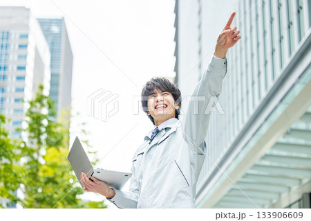 作業着を着た若い男性 133906609