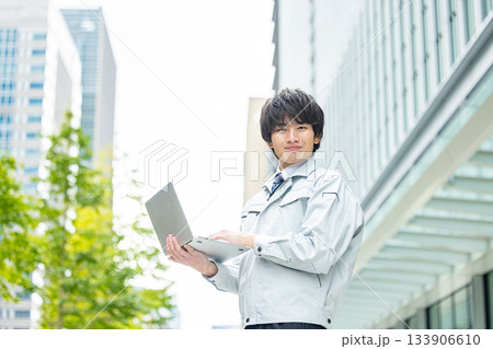 作業着を着た若い男性 作業着を着た若い男性 133906610