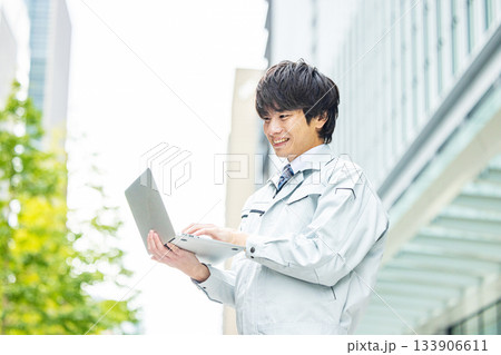 作業着を着た若い男性 133906611