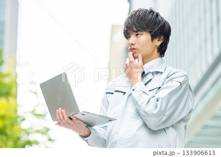 作業着を着た若い男性 133906613