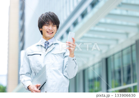 現場でスマホを操作する作業服の男性 現場でスマホを操作する作業服の男性 133906630