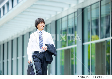 若いビジネスマンのイメージ ワイシャツ 若いビジネスマンのイメージ ワイシャツ 133906635