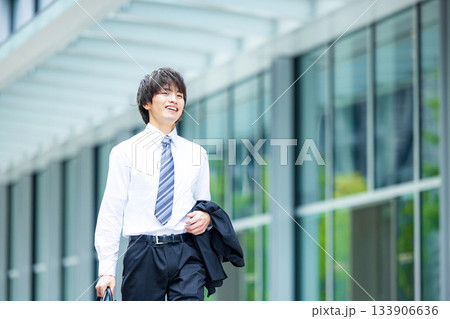 若いビジネスマンのイメージ　ワイシャツ 133906636