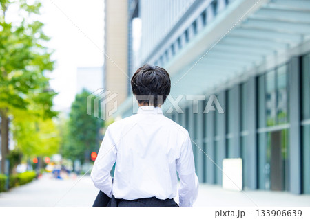 若いビジネスマンのイメージ　ワイシャツ 133906639