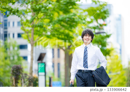 若いビジネスマンのイメージ　ワイシャツ 133906642