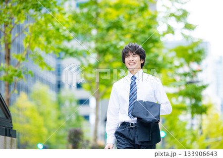 若いビジネスマンのイメージ　ワイシャツ 133906643