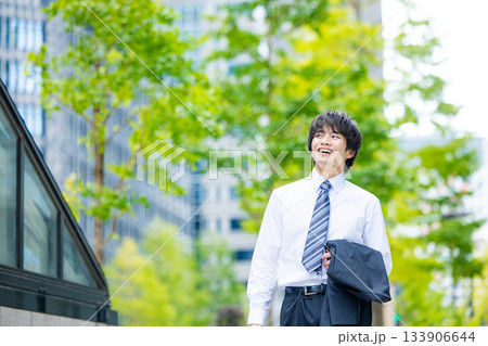 若いビジネスマンのイメージ　ワイシャツ 133906644