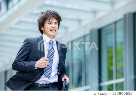 走るビジネスマン 133906650