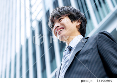 若いビジネスマン 133906651