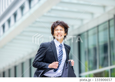 走るビジネスマン 133906657