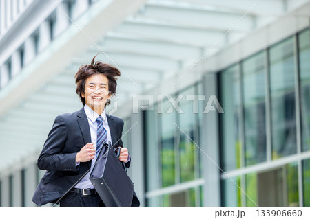 走るビジネスマン 133906660